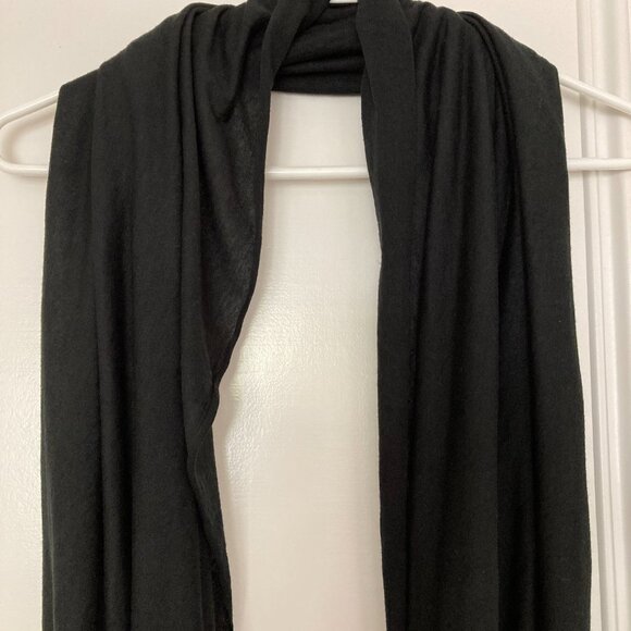 black closed loop infinity scarf - Picture 4 of 8